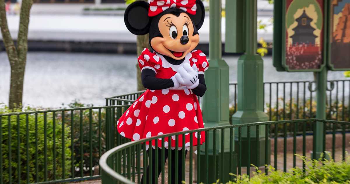Distanced Minnie Mouse Meet And Greet At The Epcot World Showcase