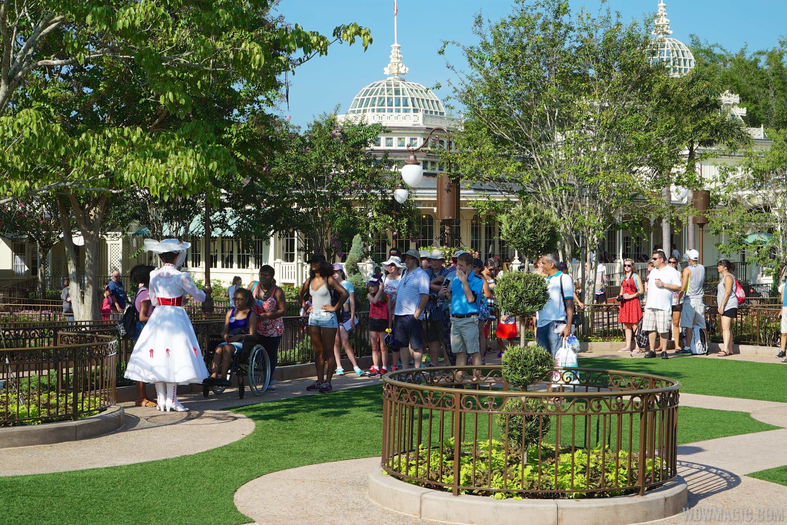 Mary Poppins Plaza Gardens West Meet And Greet Photo 3 Of 3