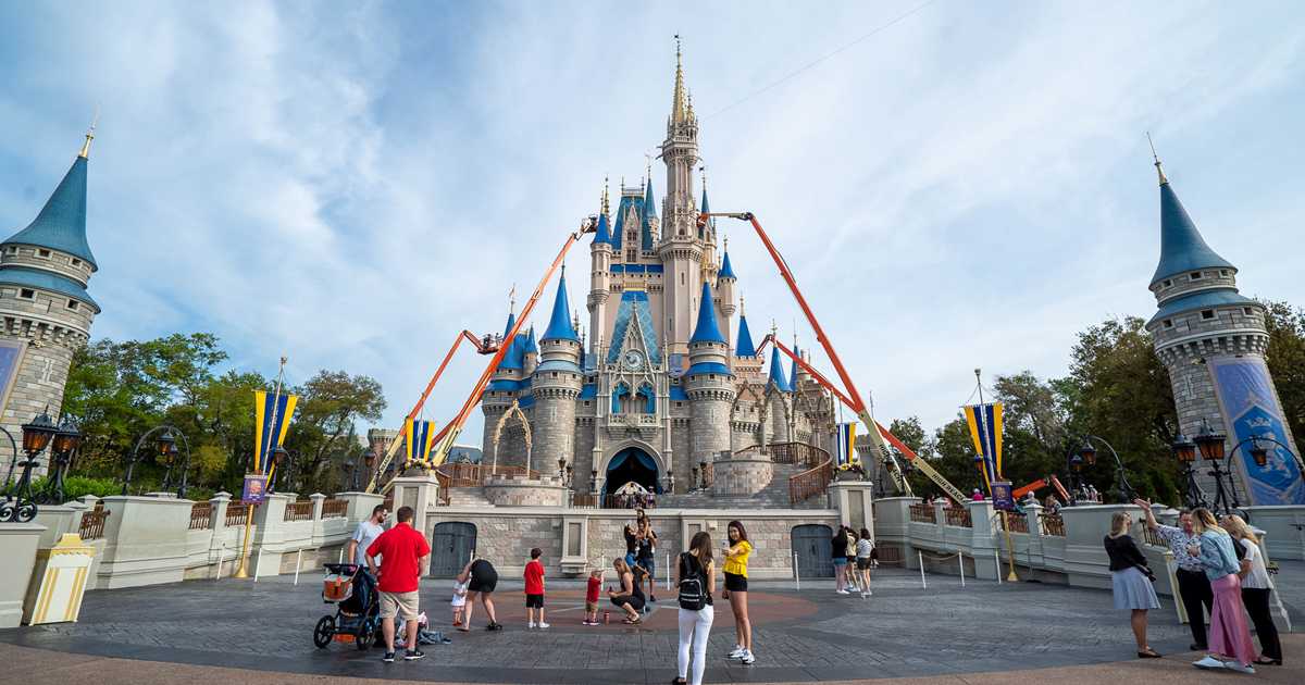 Cinderella Castle painting - March 12 2020 - Photo 2 of 10