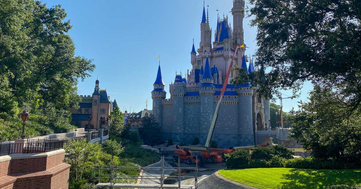 Cinderella Castle repainting - July 7 2020 - Photo 6 of 16