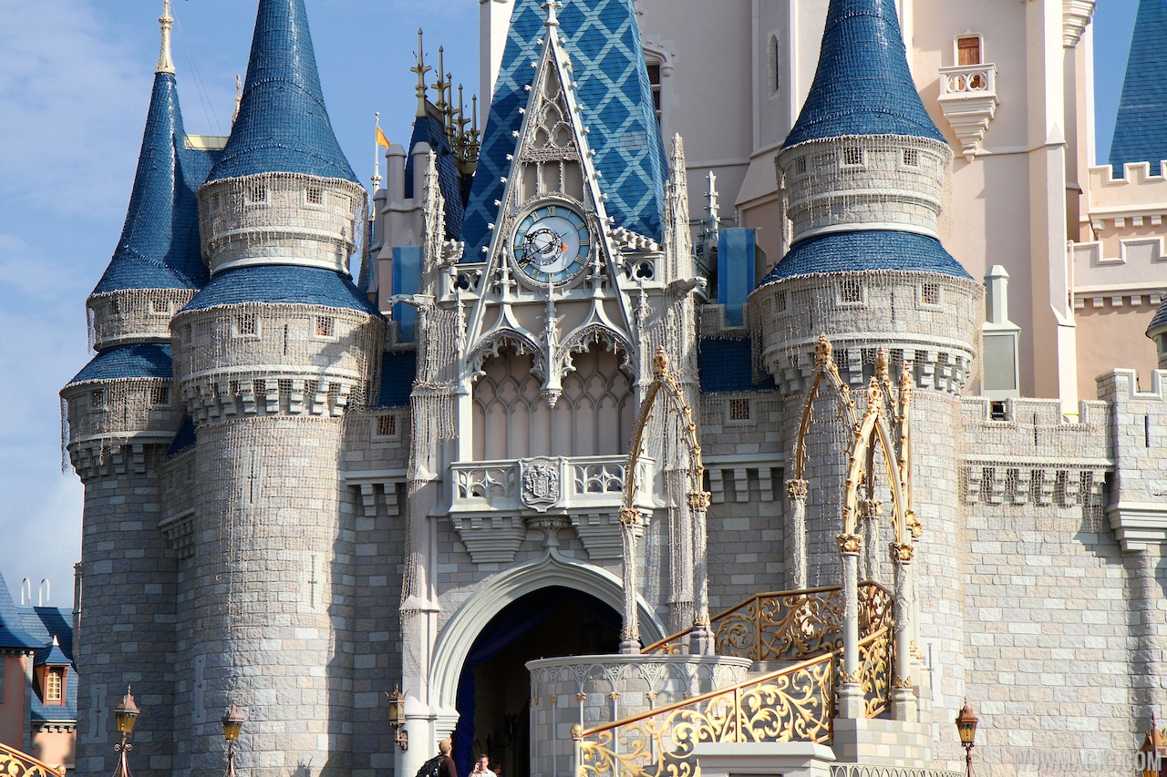 PHOTOS - Cinderella Castle Dreamlight installation in the Magic Kingdom