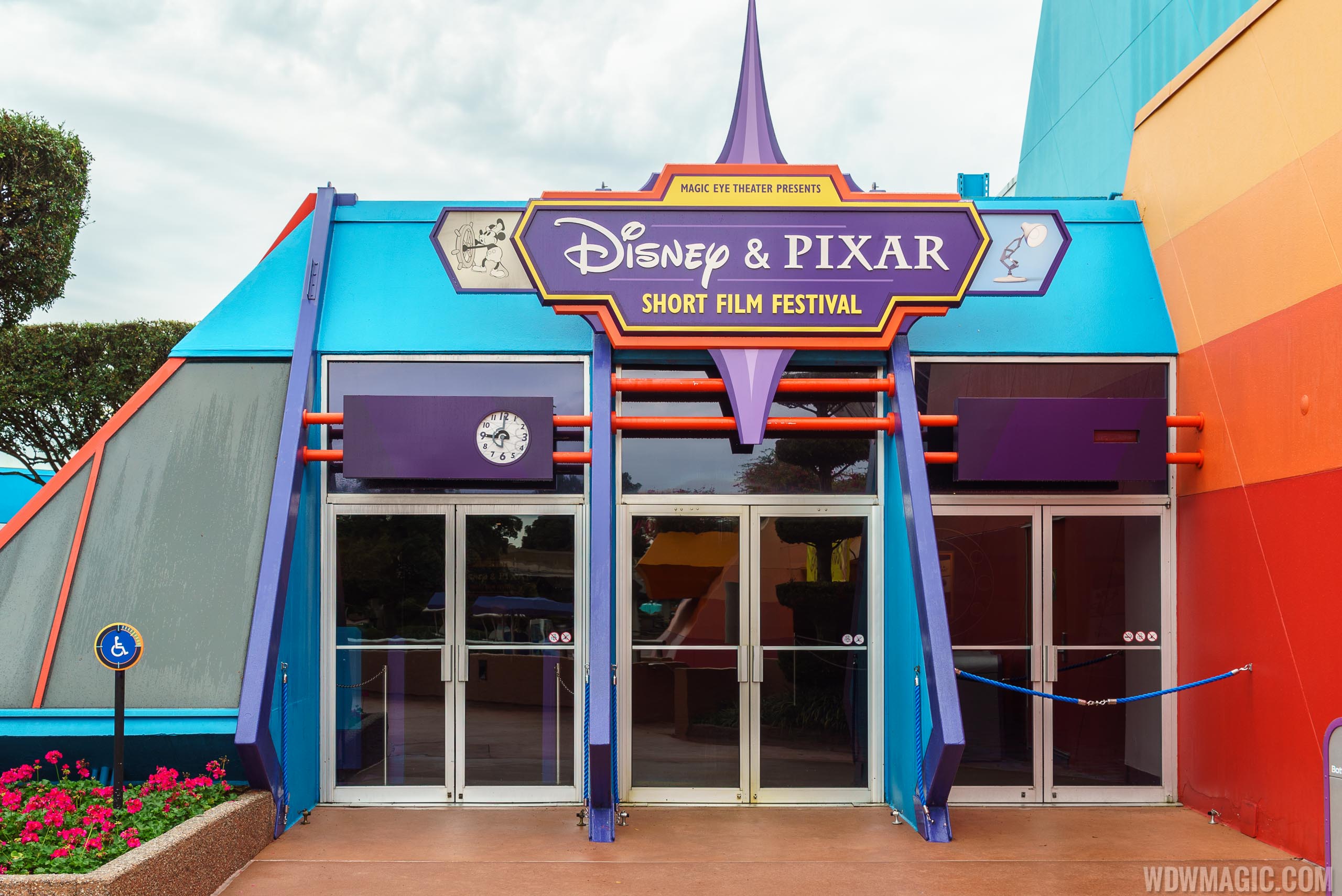 Resultado de imagem para Pixar Shorts disneyland park