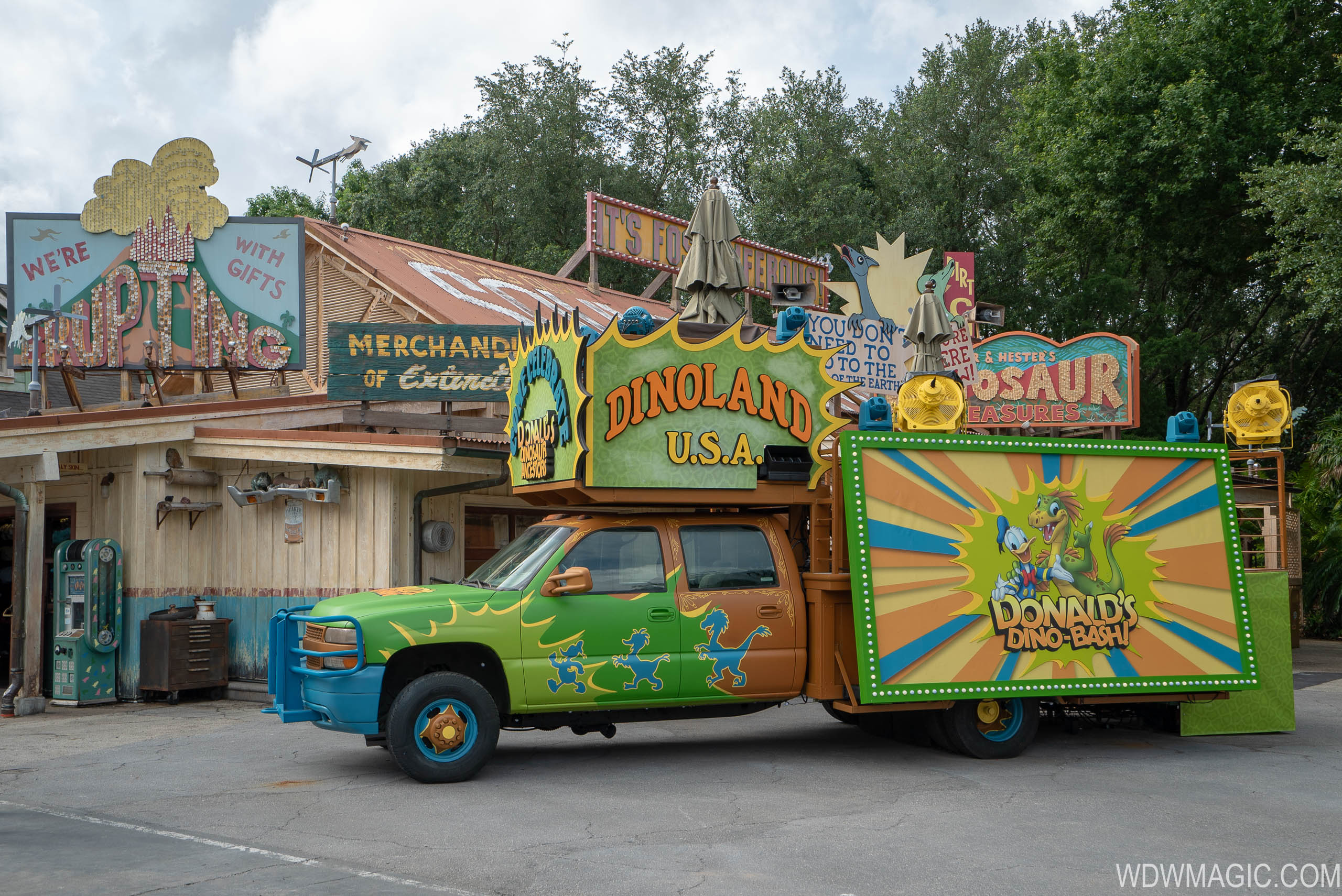 Donald's Dino-Bash a festa do Pato Donald no parque Disney's Animal Kingdom  - Indo Pra Orlando