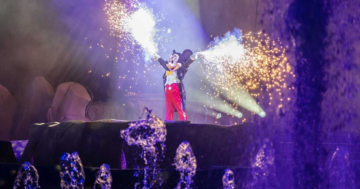 Fantasmic! reopening night show - November 4 2022 - Photo 5 of 53