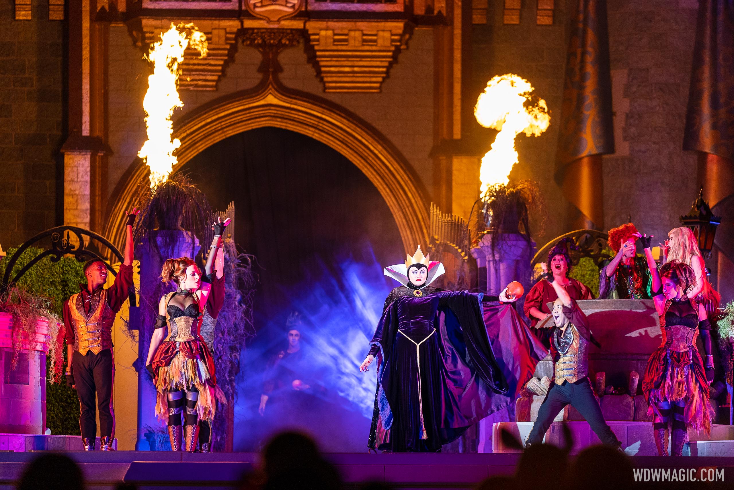 Hocus Pocus Villain Spelltacular 2022 - Photo 18 of 39