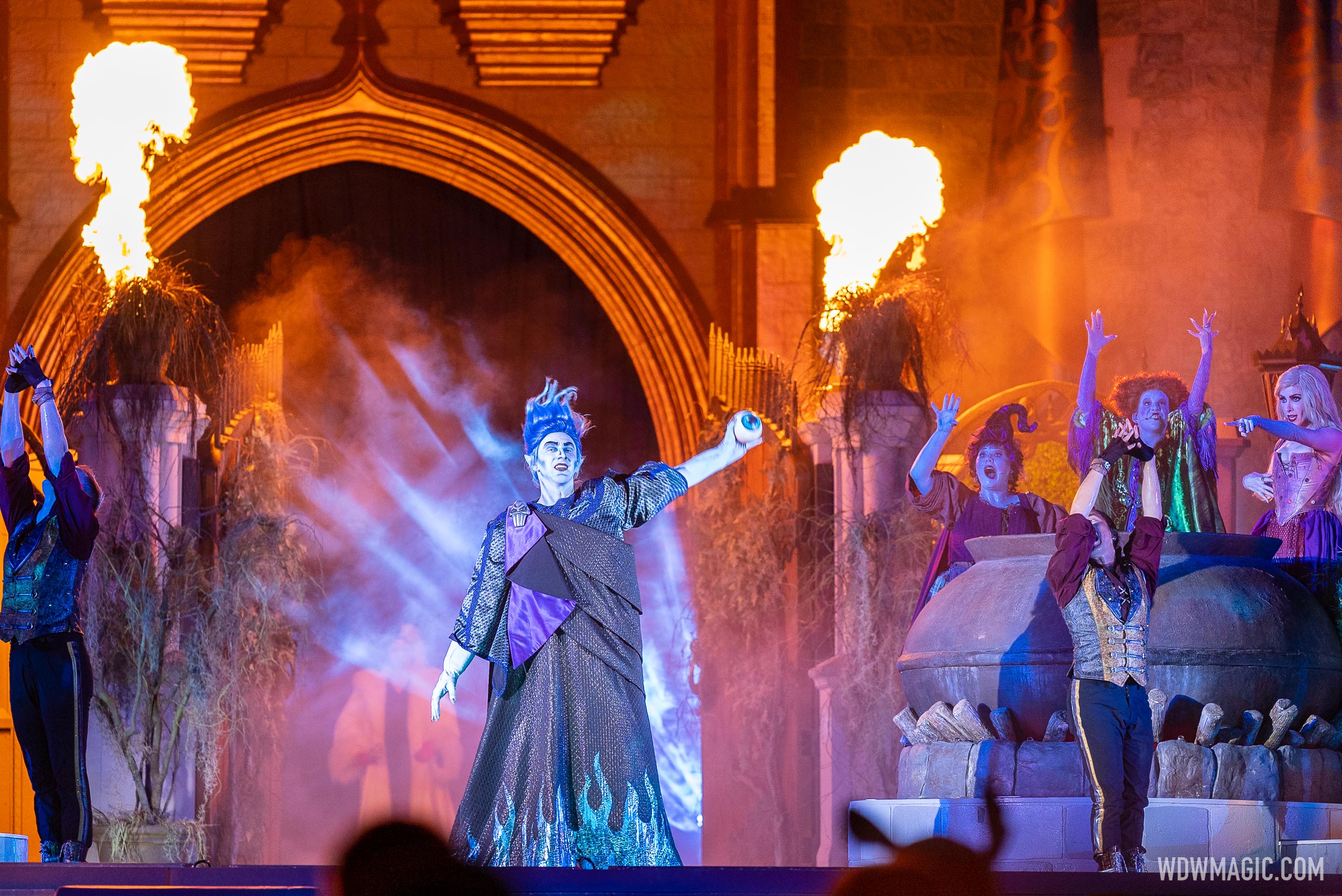 Hocus Pocus Villain Spelltacular 2022 - Photo 19 of 39