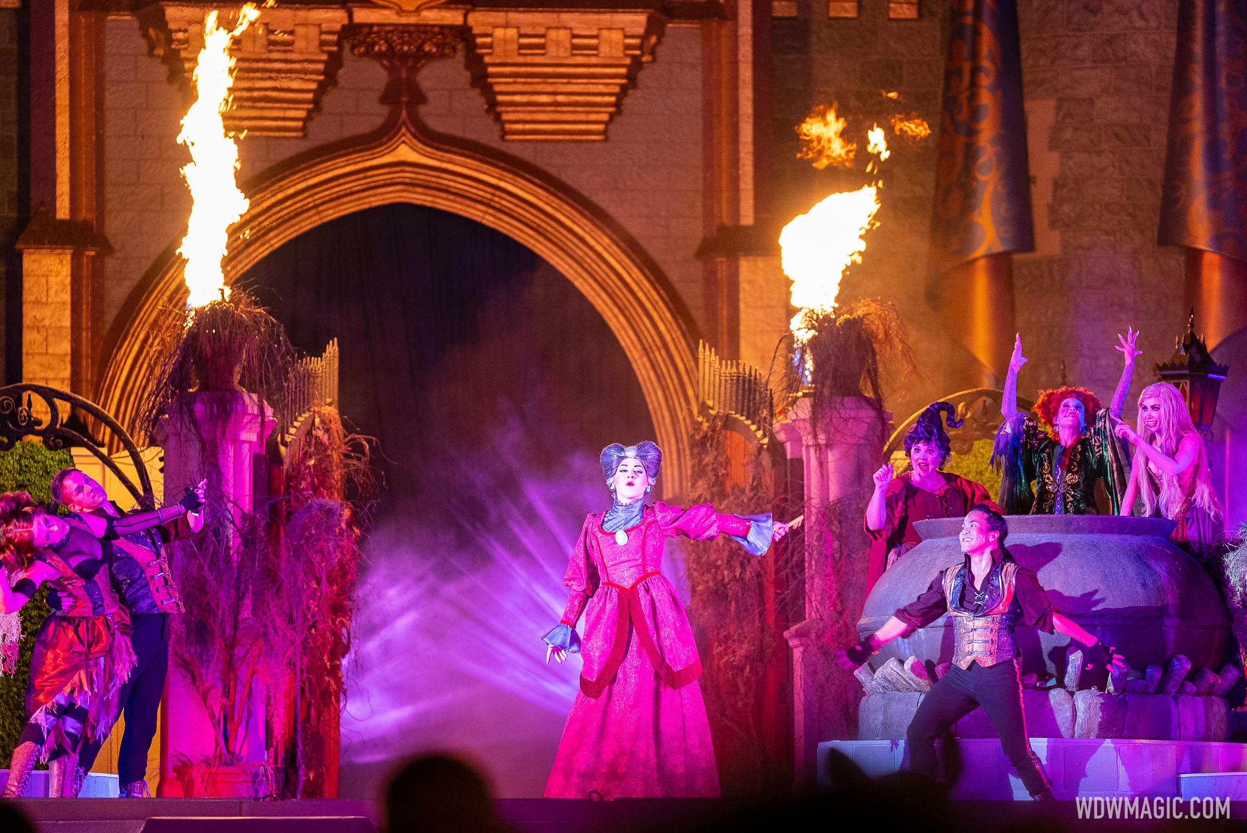 Hocus Pocus Villain Spelltacular 2022 - Photo 23 of 39