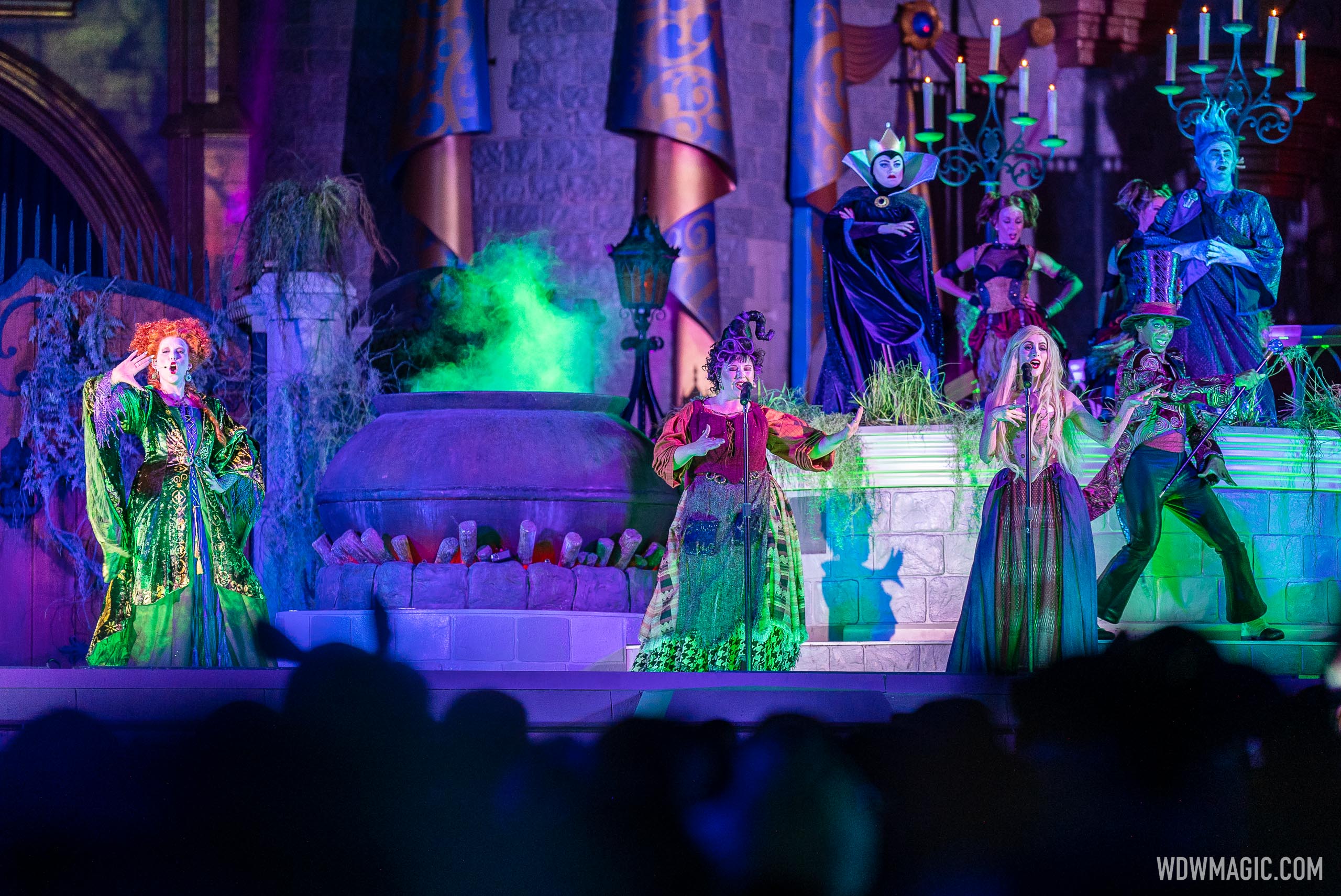 Hocus Pocus Villain Spelltacular 2022 - Photo 24 of 39