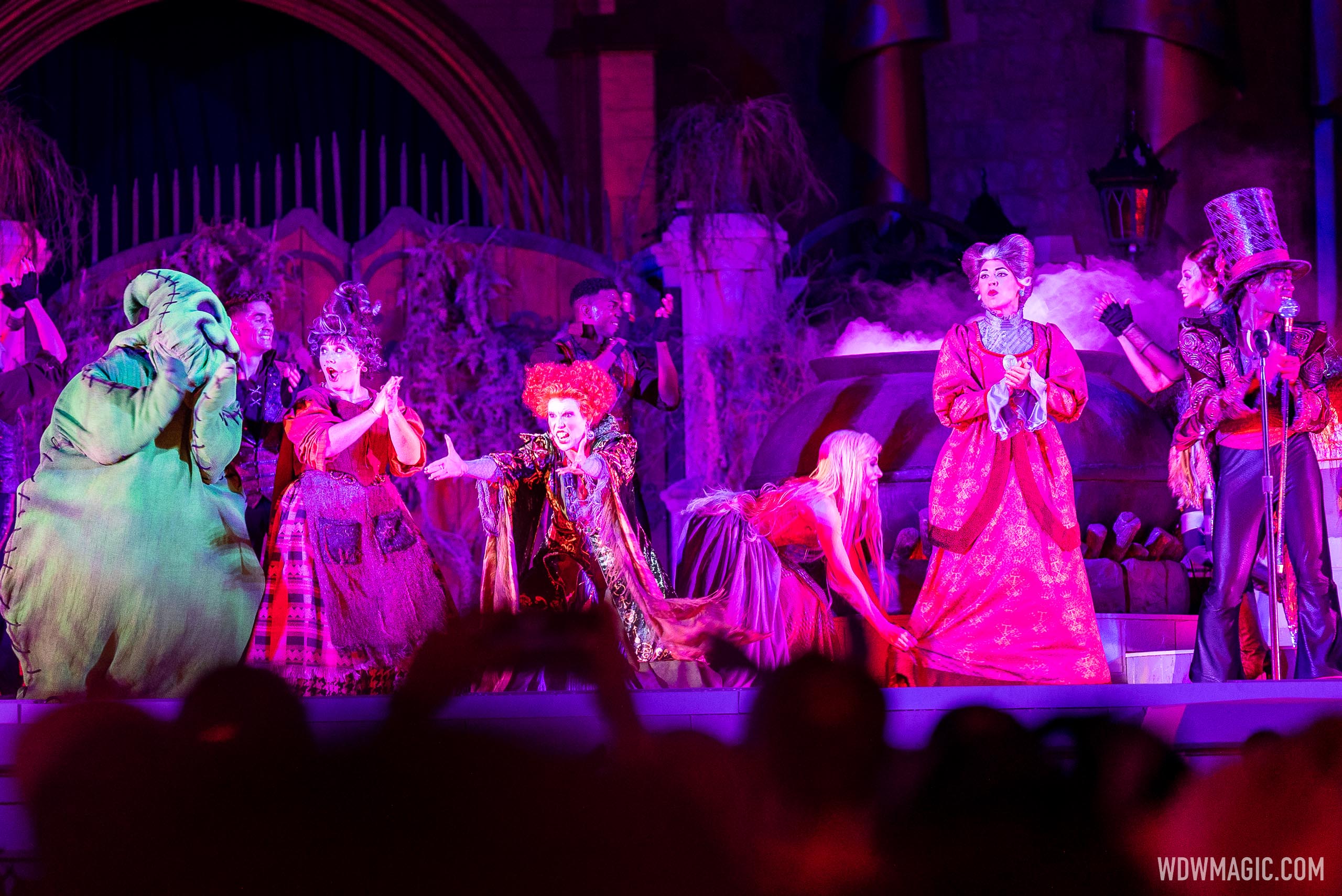 Hocus Pocus Villain Spelltacular 2022 - Photo 28 of 39