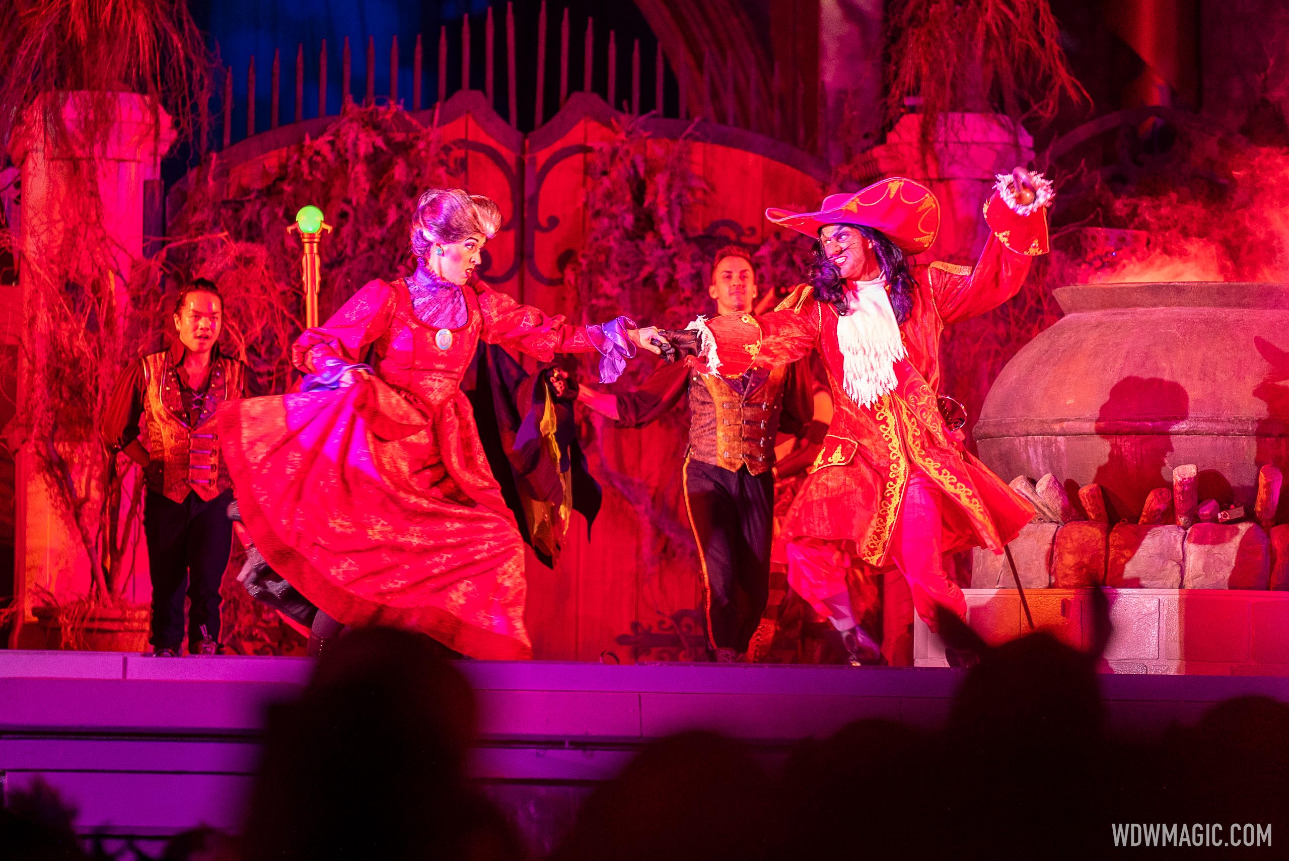 Hocus Pocus Villain Spelltacular 2022 - Photo 31 of 39