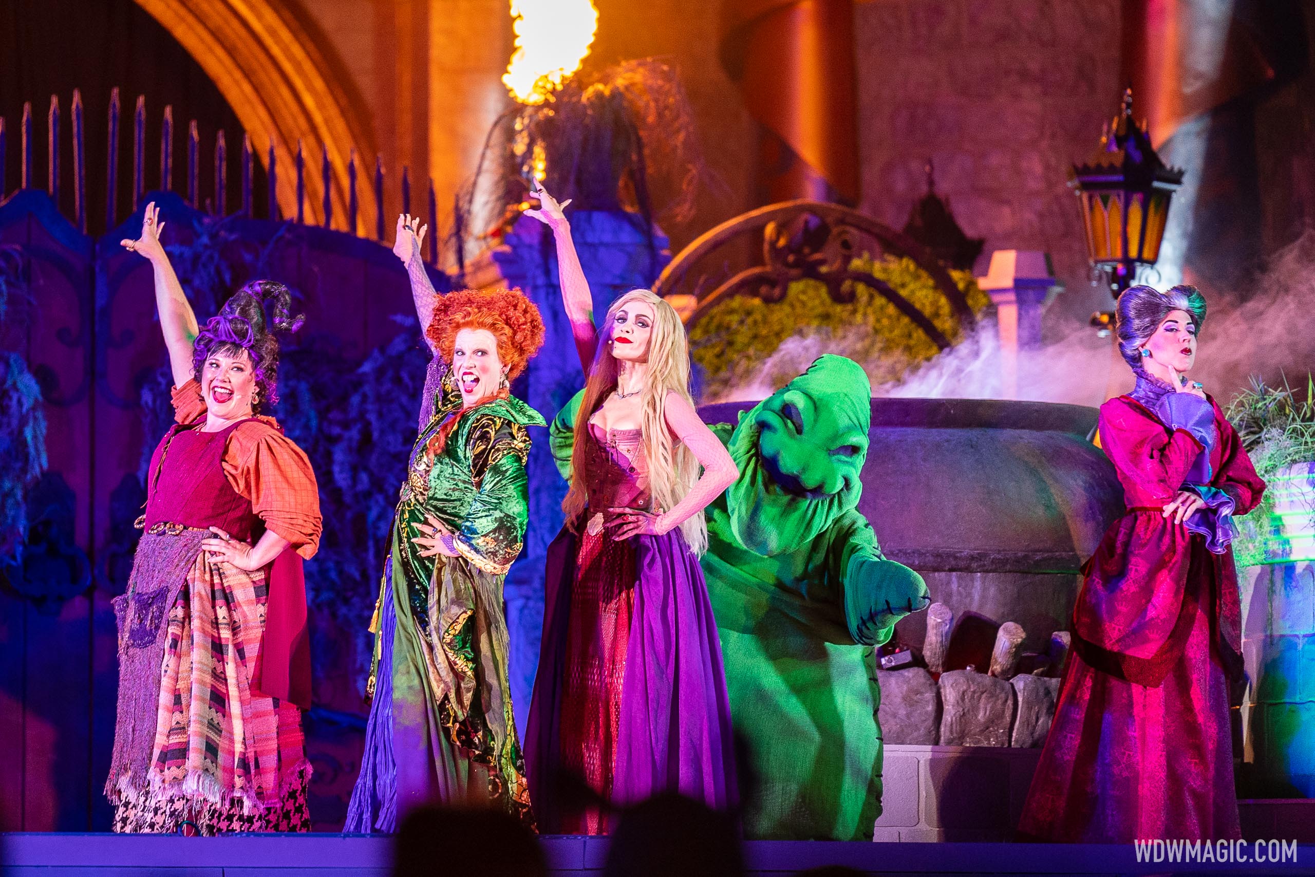 Hocus Pocus Villain Spelltacular 2022 - Photo 35 of 39