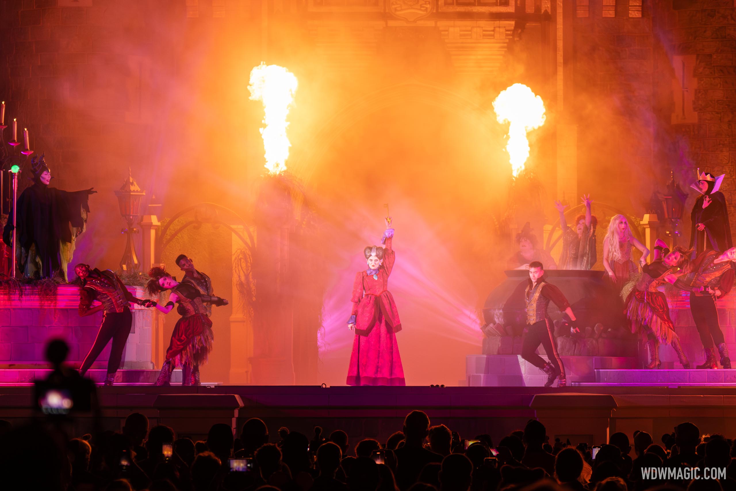 Hocus Pocus Villain Spelltacular 2023 - Photo 29 of 53