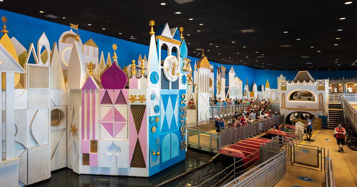 it's a small world new queue area colors - Summer 2021 - Photo 4 of 6