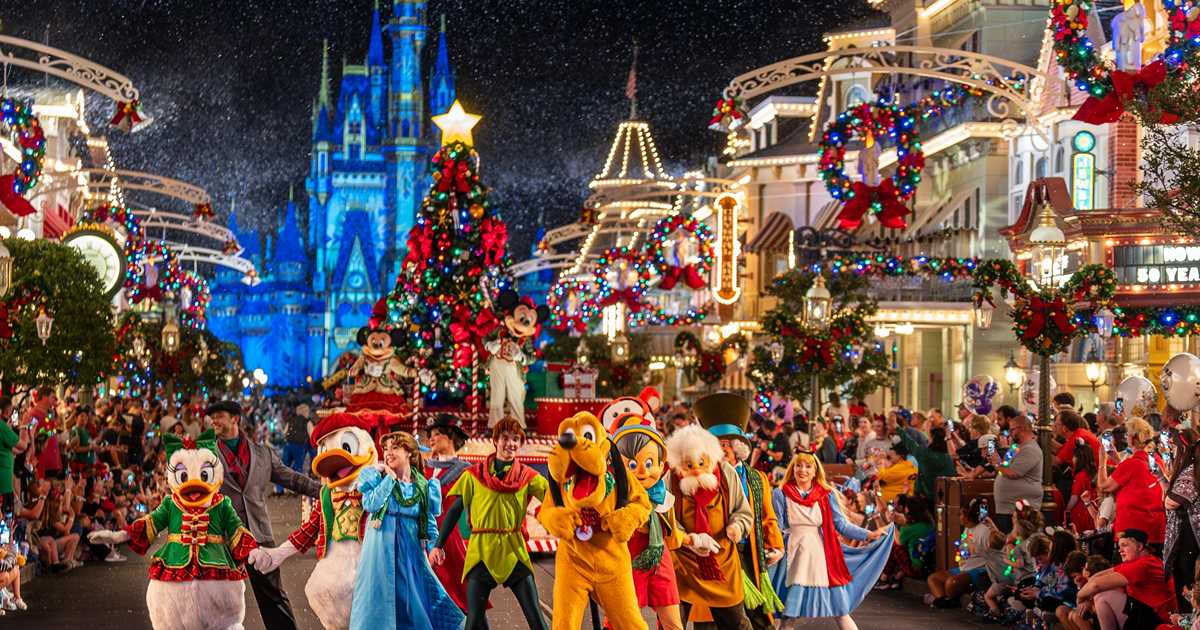 Mickey's Once Upon a Christmastime Parade 2023 - Main Street U.S.A ...