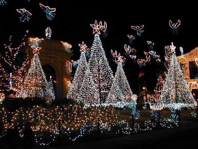 Osborne Family Spectacle Of Lights Display On Residential Street 