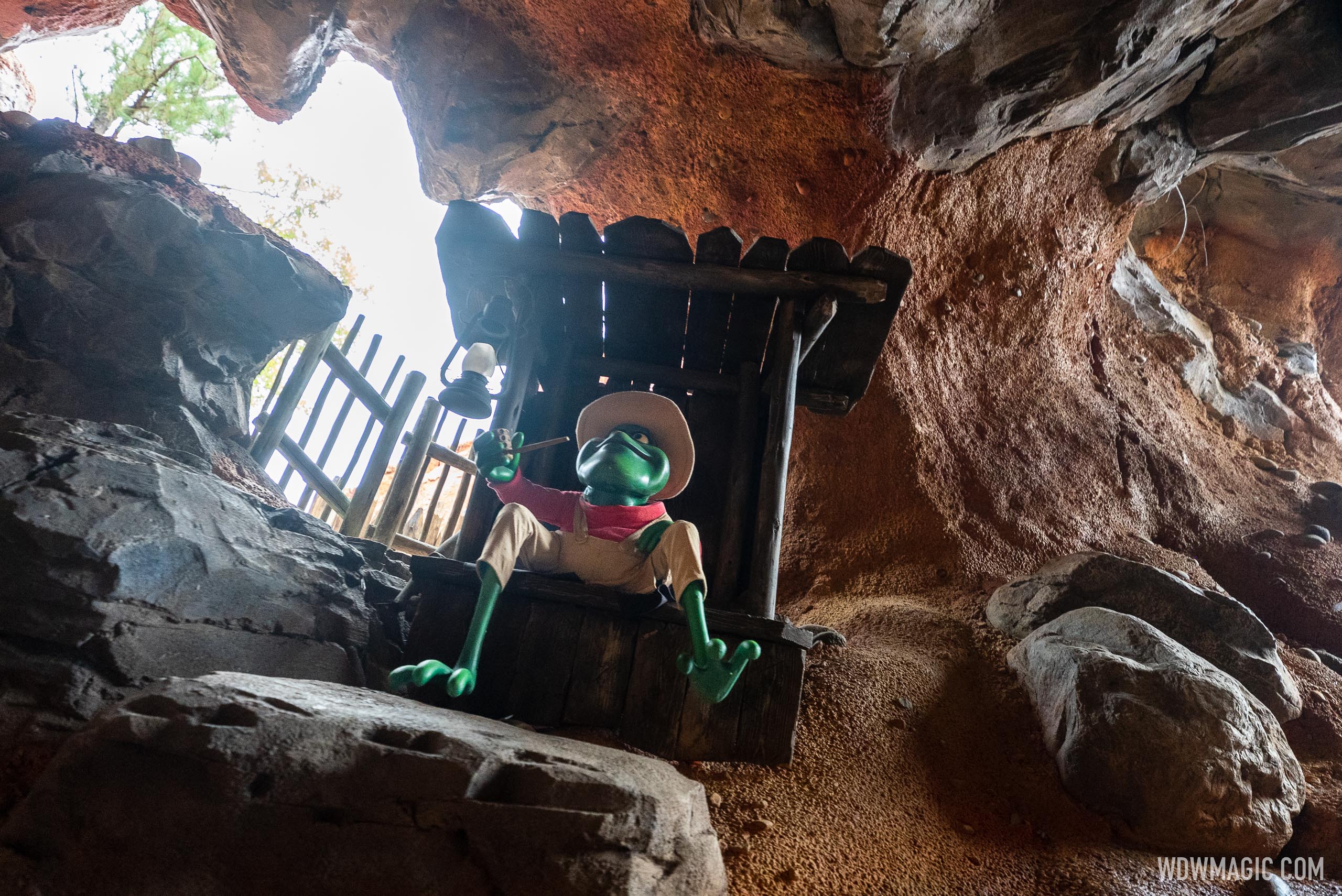 Splash Mountain indoor queue and onride Photo 16 of 59