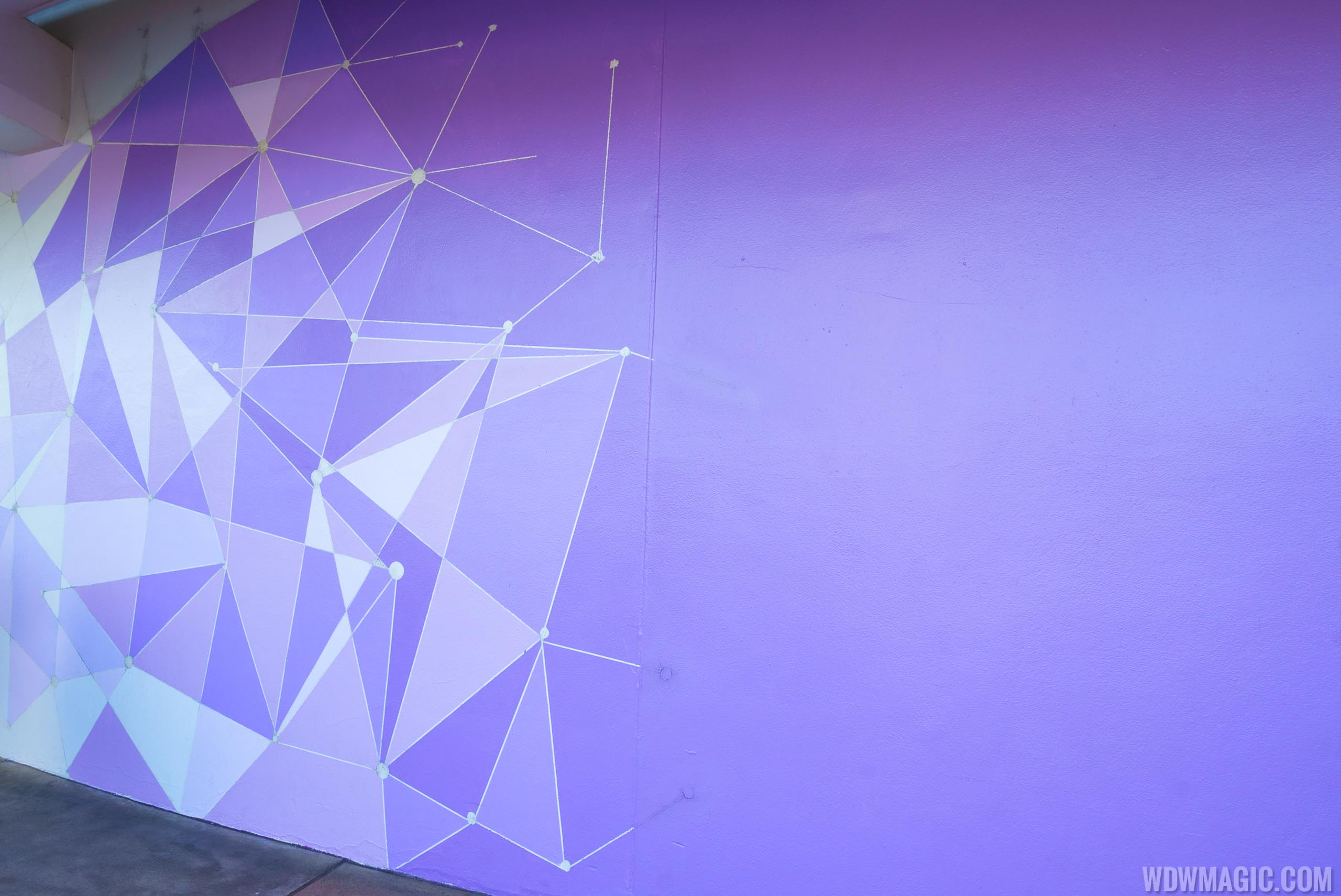 Фиолетовая геометрия на стене