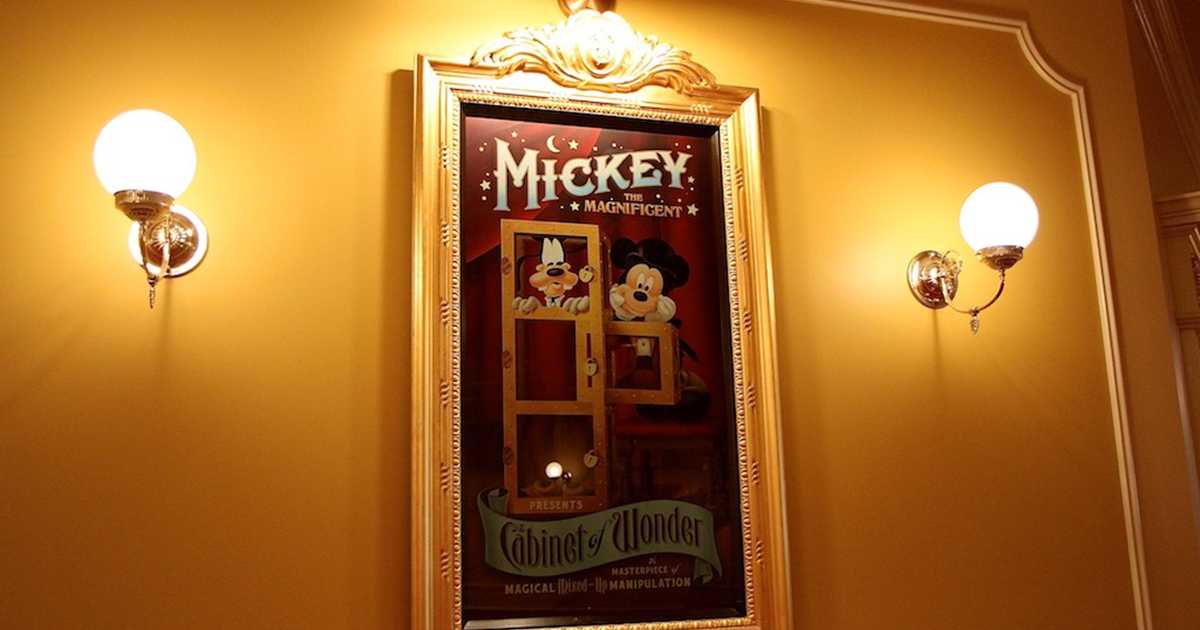 Town Square Theater interior and Mickey Mouse meet and greet - Photo 9 ...