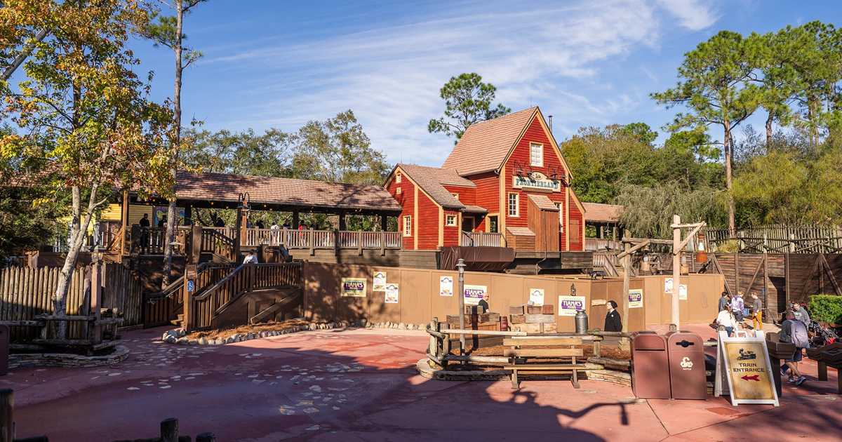 Frontierland station entrance - January 2024 - Photo 2 of 6