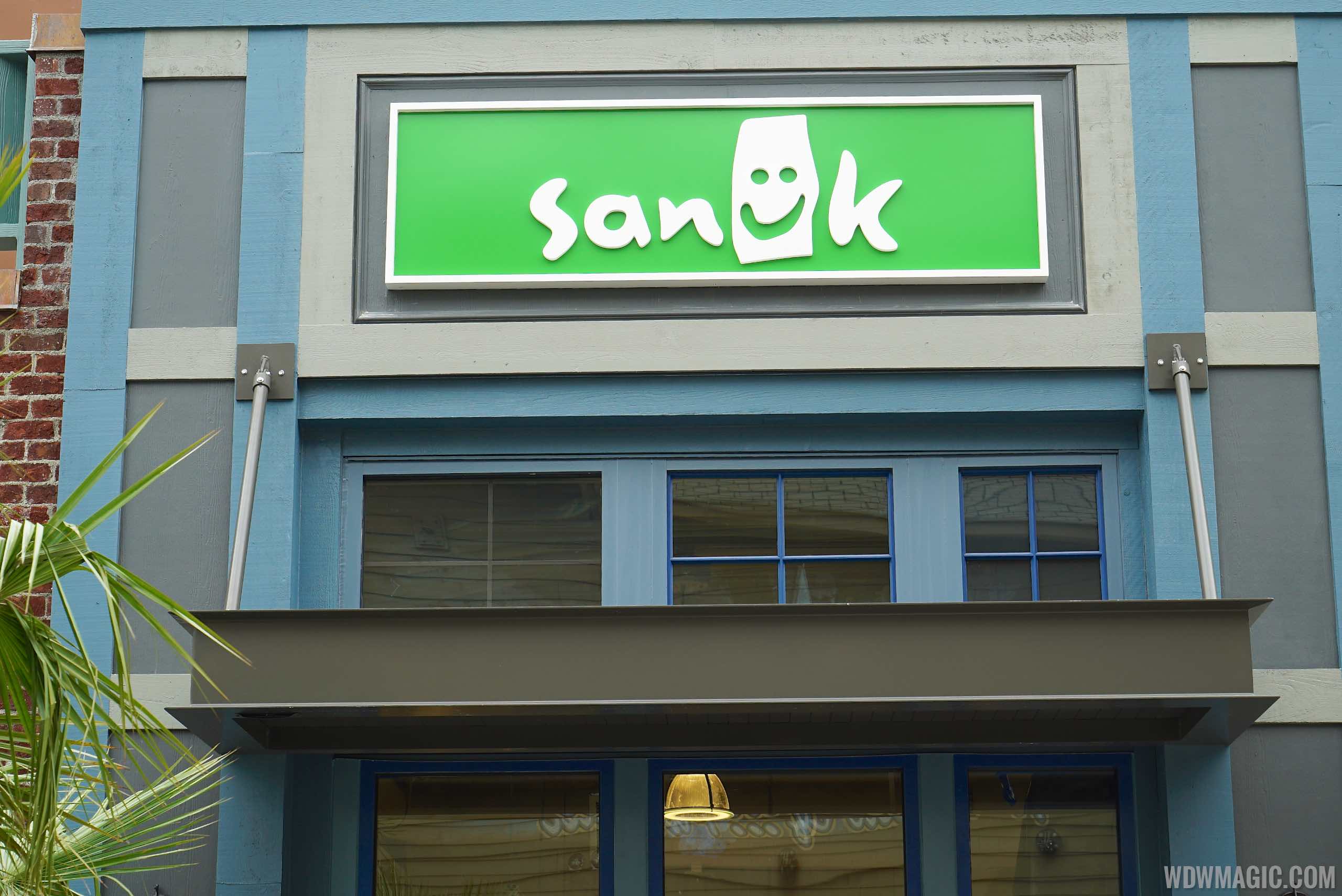 disney springs sanuk