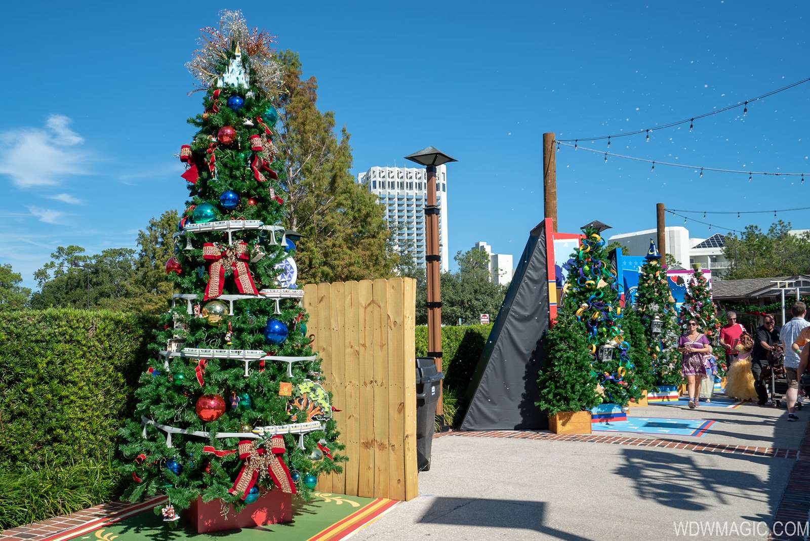 Disney Springs Christmas Tree Trail 2018 Photo 15 Of 16 Disney Springs Directory Christmas Tree Trail 2021