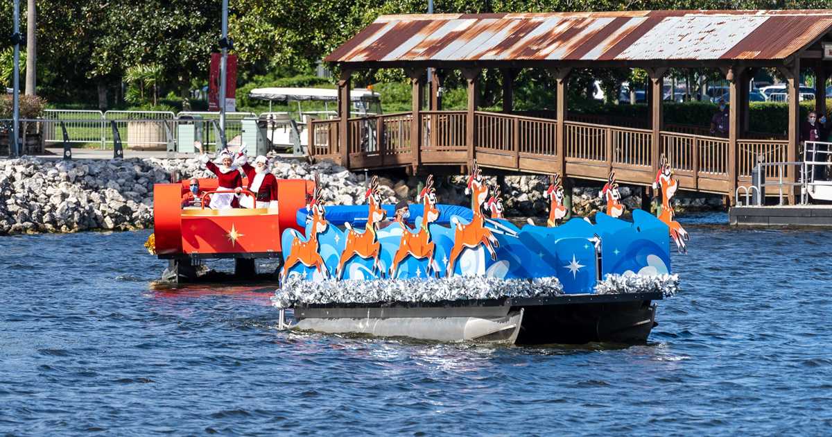 Santa Claus on the lake at Disney Springs 2020