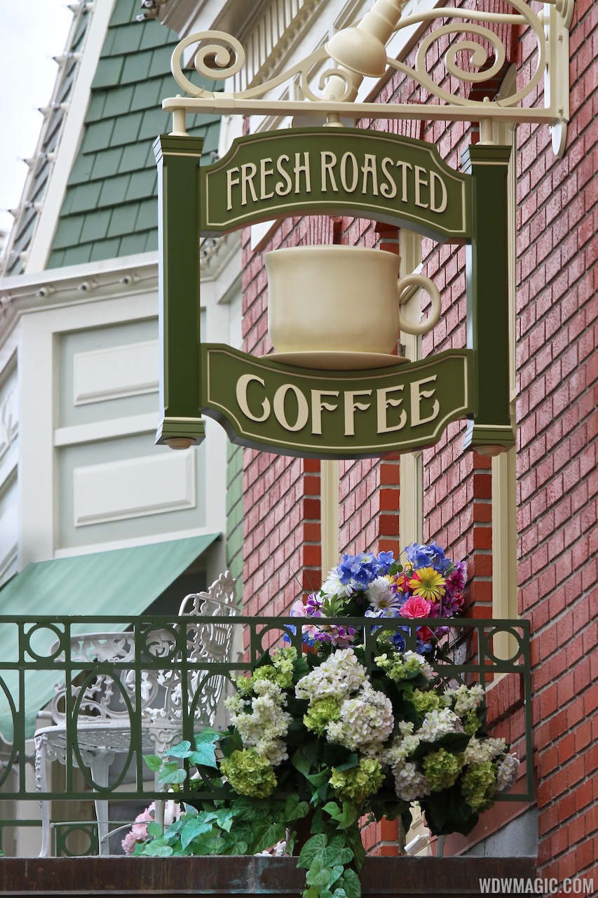 PHOTOS Starbucks signs up at the Main Street Bakery