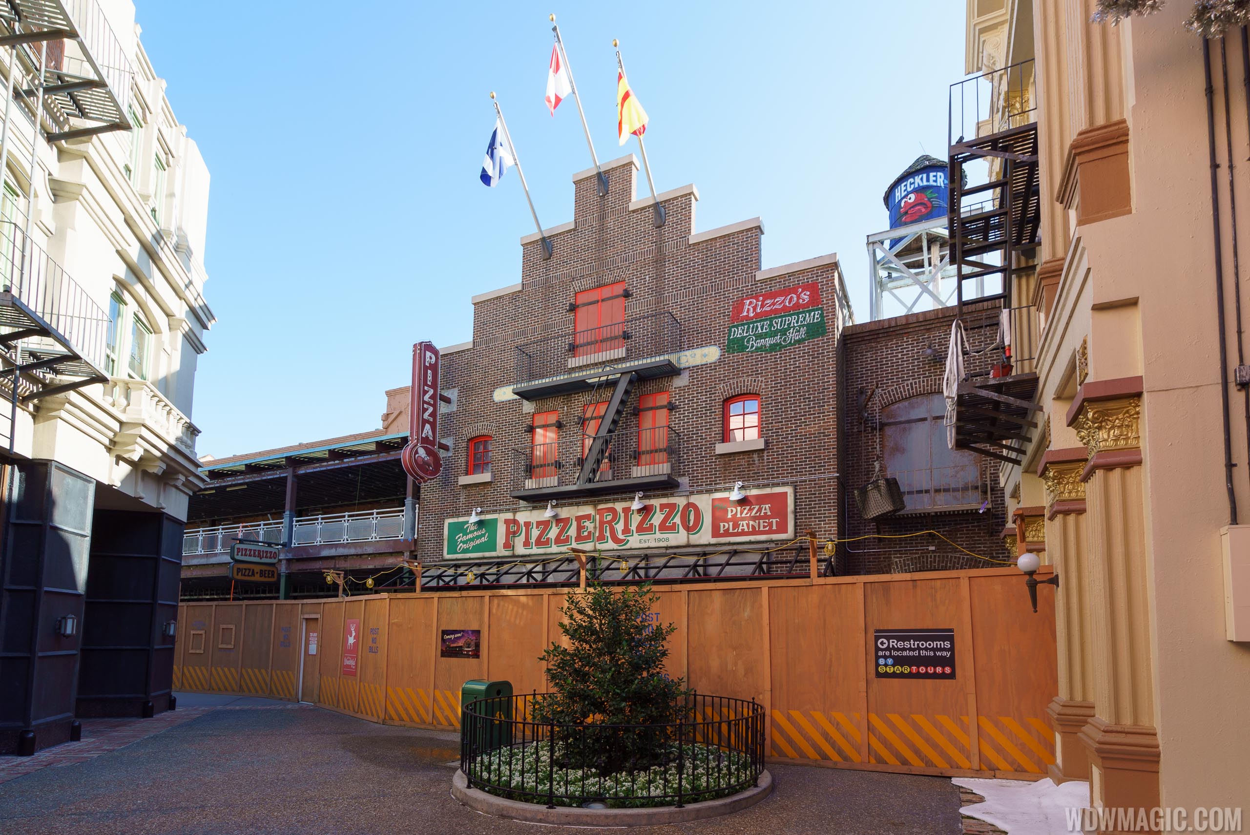 PHOTOS - PizzeRizzo exterior nears completion at Disney's Hollywood Studios