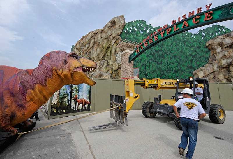 T Rex Commercial Ramp Interior show dinosaur gets delivered to T-Rex - Photo 2 of 2