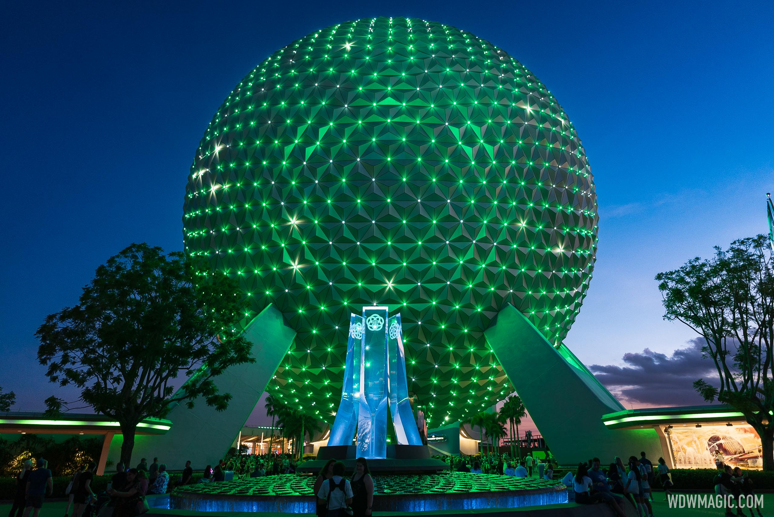 EPCOT International Festival of the Holidays Spaceship Earth Lighting ...
