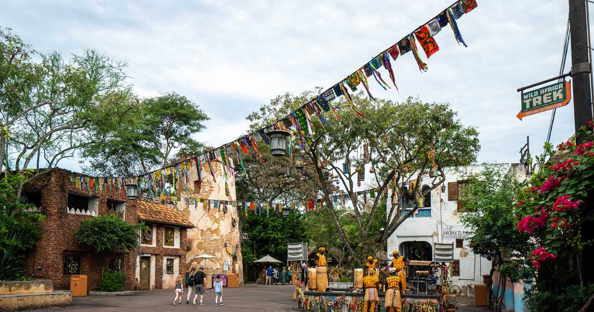 Disney's Animal Kingdom Christmas Holiday decor 2019 - Photo 19 of 35