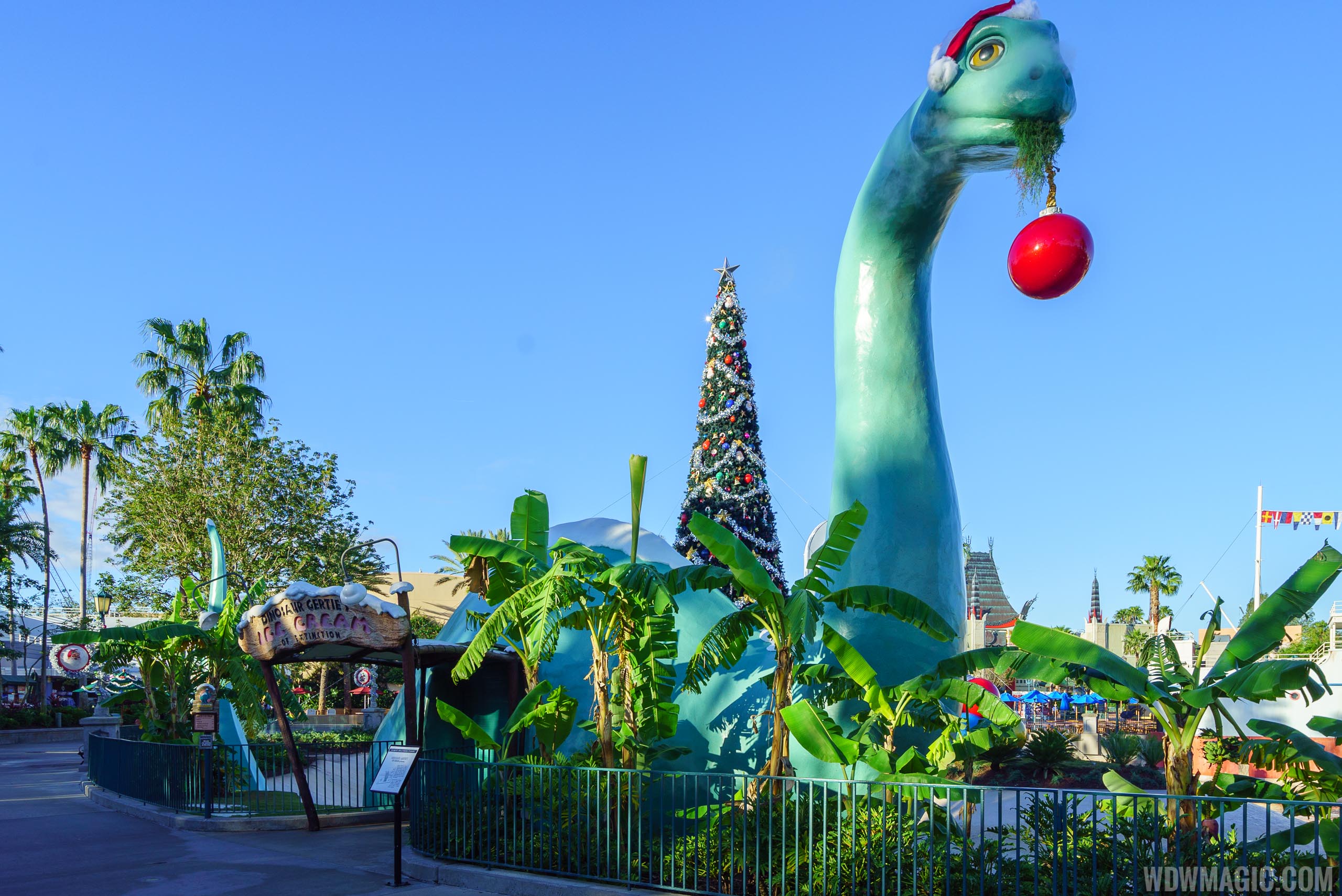 PHOTOS The new holiday decor debuts on Echo Lake at Disney's Hollywood Studios