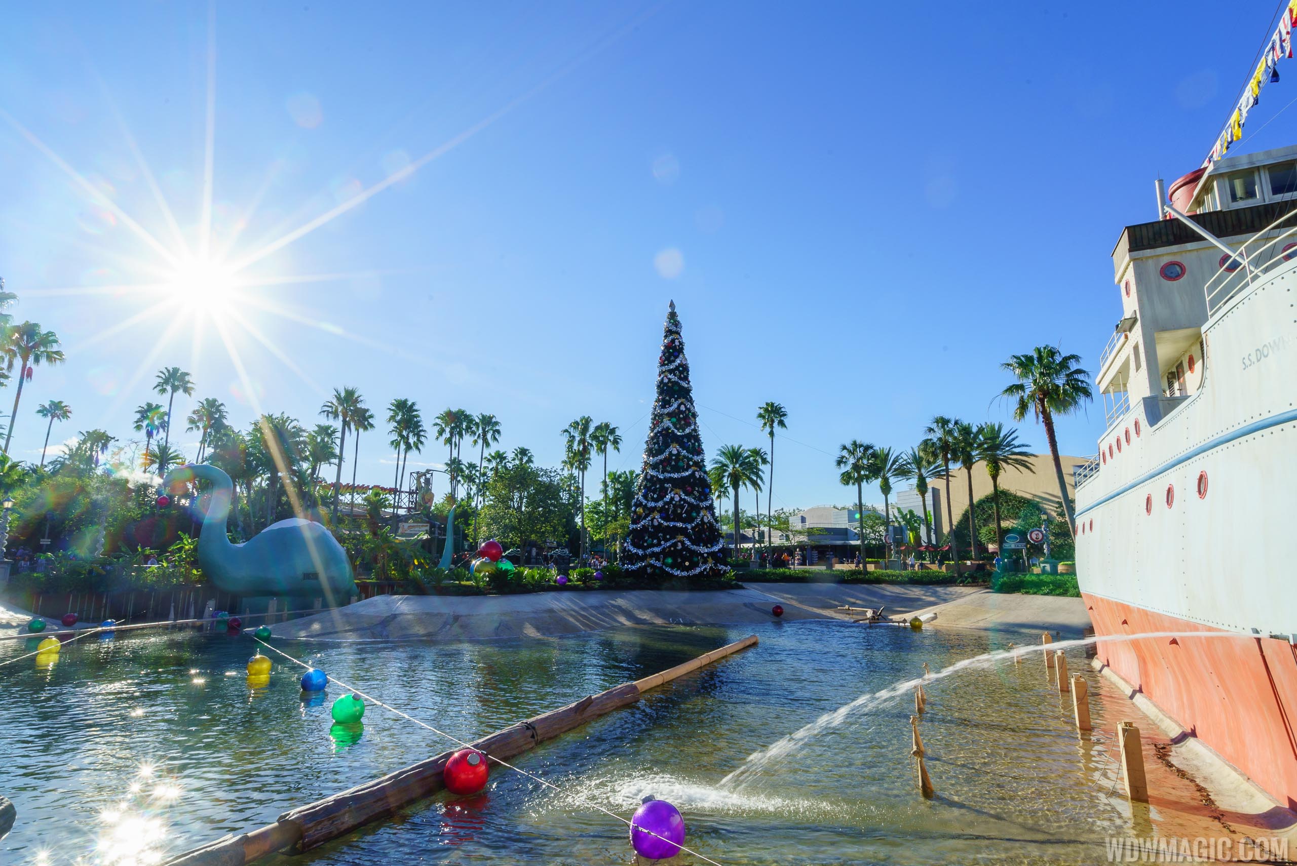 PHOTOS - The new holiday decor debuts on Echo Lake at Disney's