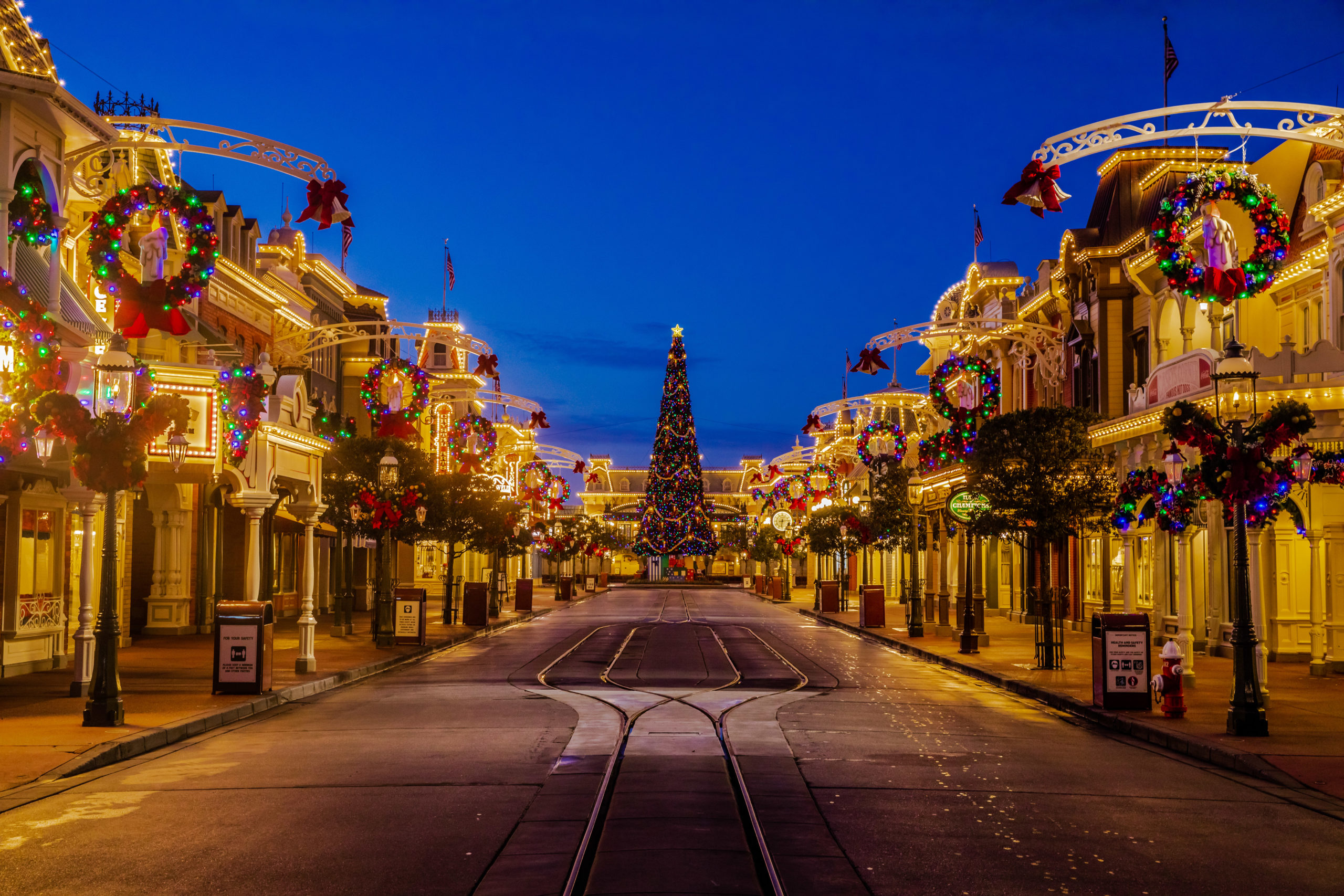 Magic Kingdom Christmas Holiday decorations 2020 - Photo ...