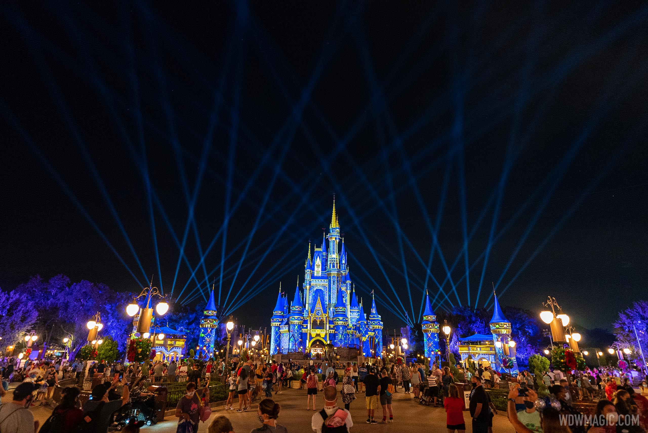 PHOTOS and VIDEO – Projections transform Cinderella Castle for the holidays