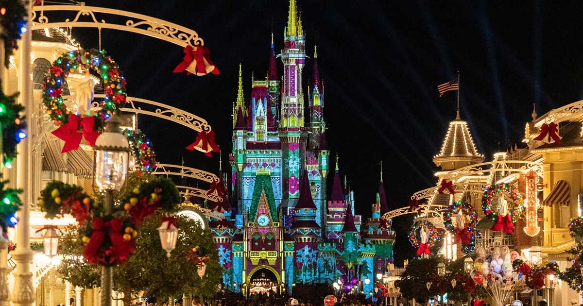 Cinderella Castle Christmas holiday projections 2020 - Photo 8 of 9