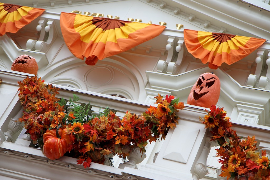 Halloween decorations installation 2011 Photo 3 of 13