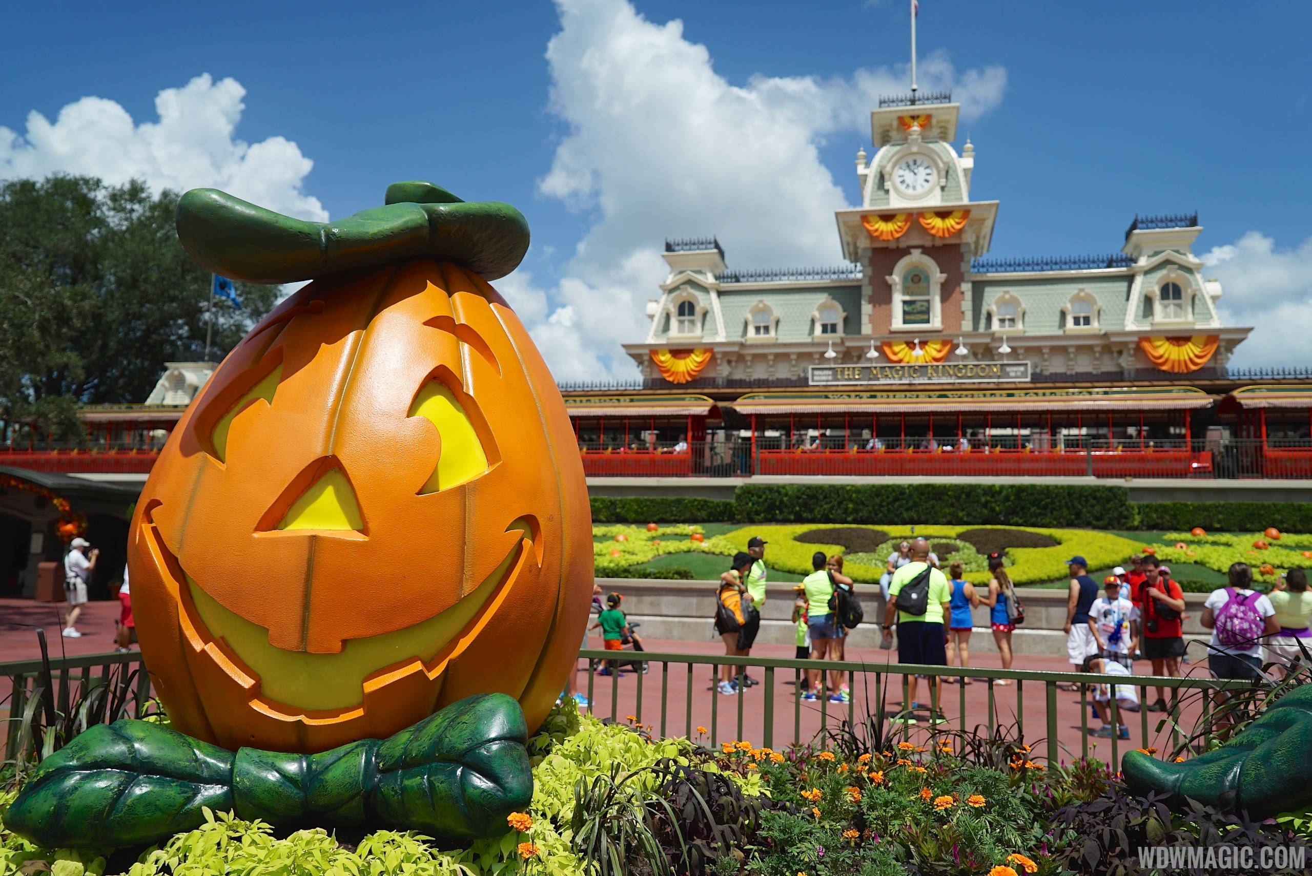Magic Kingdom S Fall Halloween Decorations 2014 Photo 2 Of 37