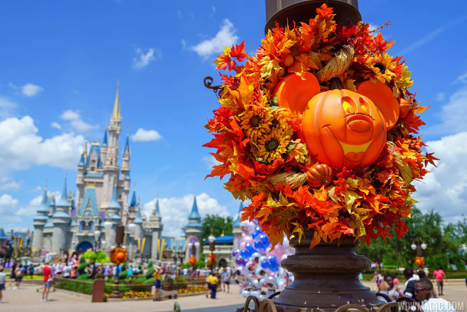Magic Kingdom S Fall Halloween Decorations 2018 Photo 14 Of 30