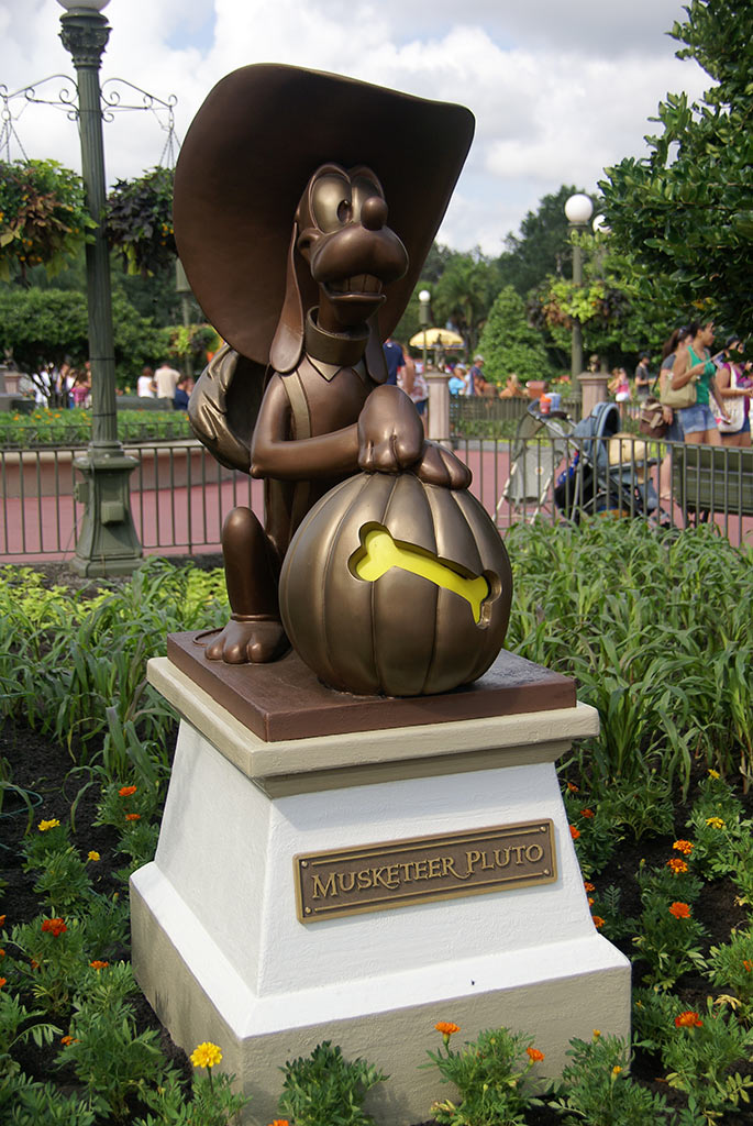 scary halloween statues
