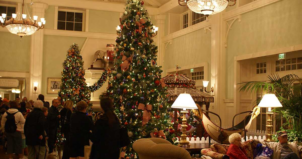 Boardwalk Lobby Holiday Decorations - Photo 4 of 5