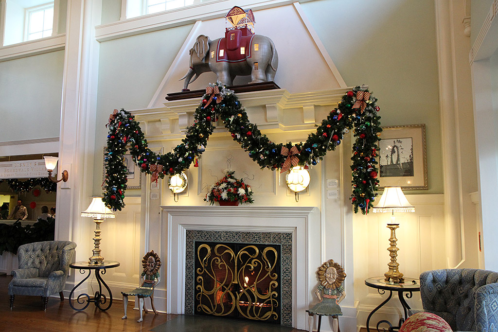 Disney's BoardWalk Inn holiday decorations 2009 - Photo 4 of 24