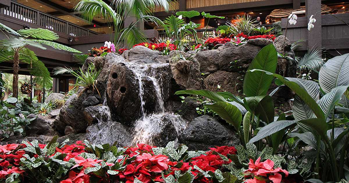 Disney's Polynesian Resort holiday decorations 2009 - Photo 3 of 6