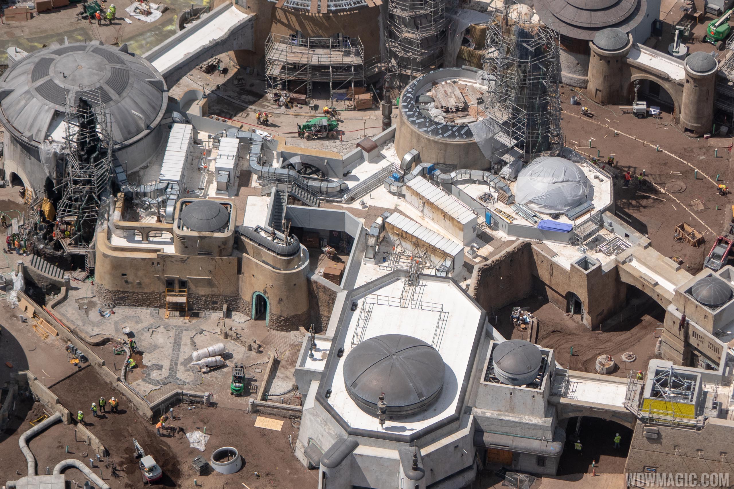 Building your own customized lightsaber in Savi's at Star Wars