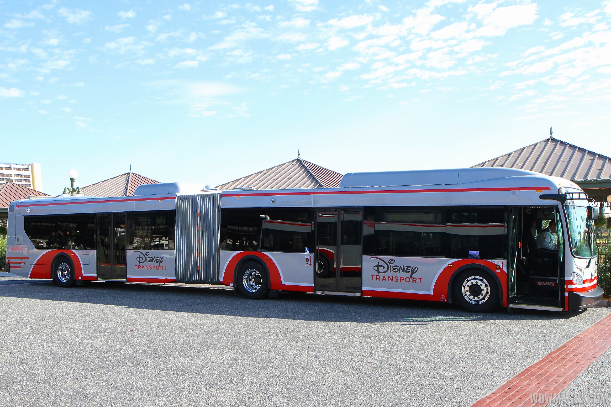 Articulated extended-length busses - Photo 2 of 5